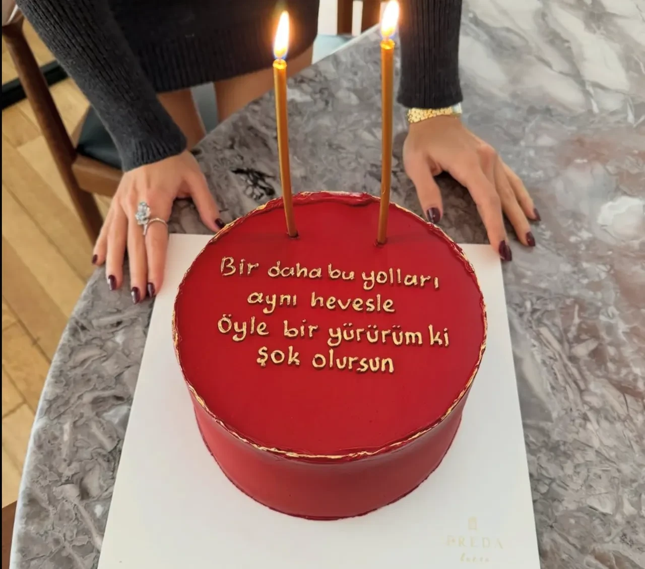 Hande Erçel'den Hakan Sabancı'ya ince gönderme! Pastanın üstündeki yazı dikkat çekti 