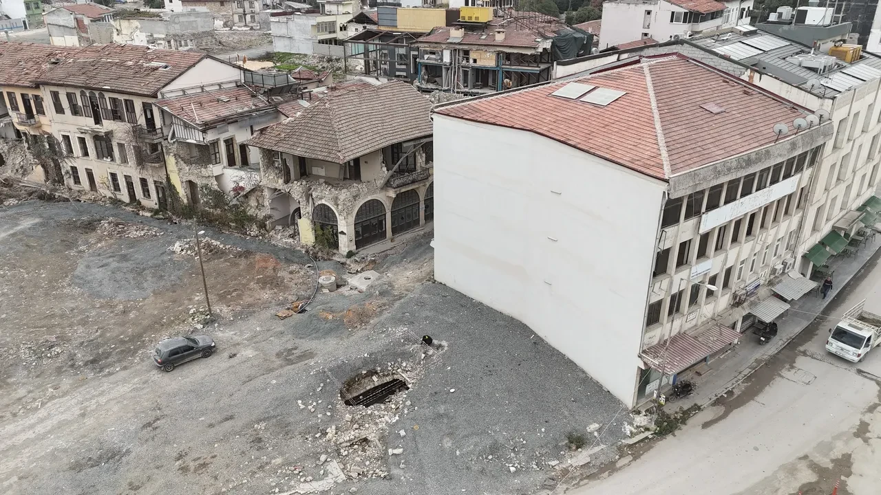 Hatay’da ilginç keşif! Depremden sonra binanın altından çıktı, görenler hayrete düştü