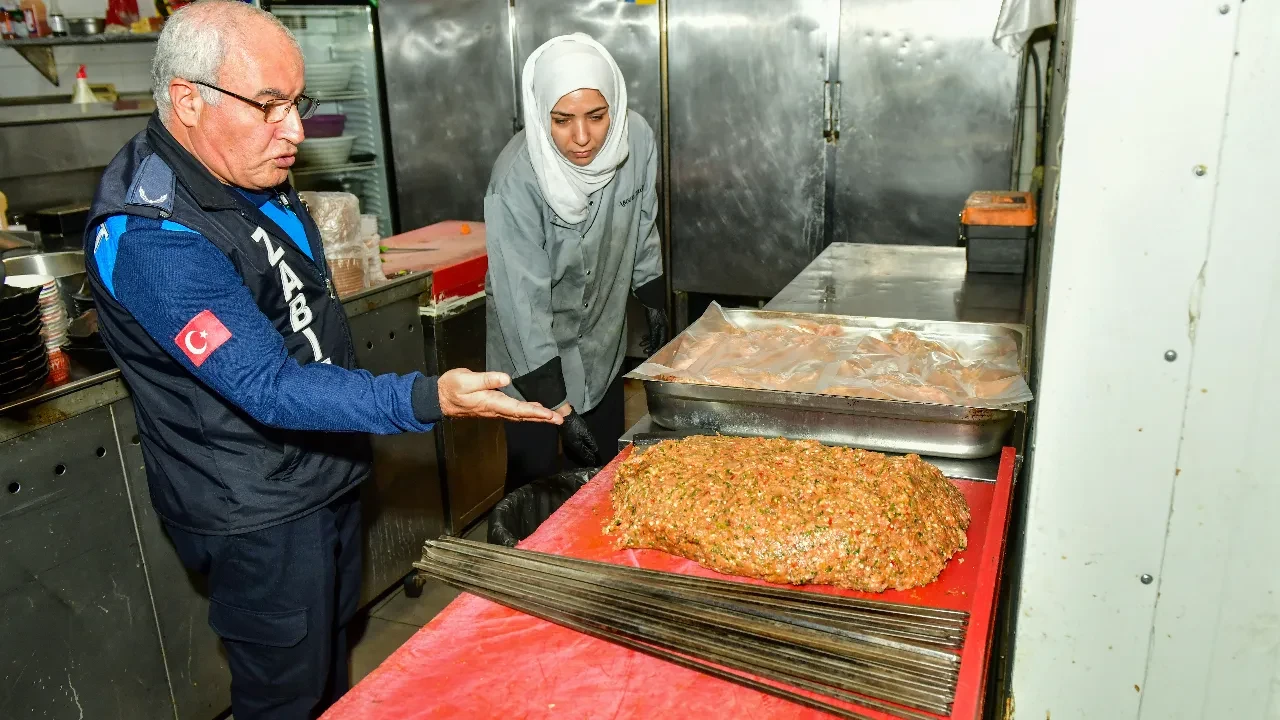Sağlıksız üretime en üst sınırdan ceza! Mide bulandıran anlar kamerada 