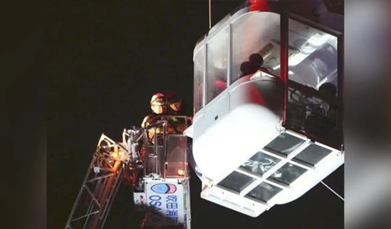 Japonya'da dönme dolap operasyonu! 20 kişi, 9 saat sonra kurtarıldılar