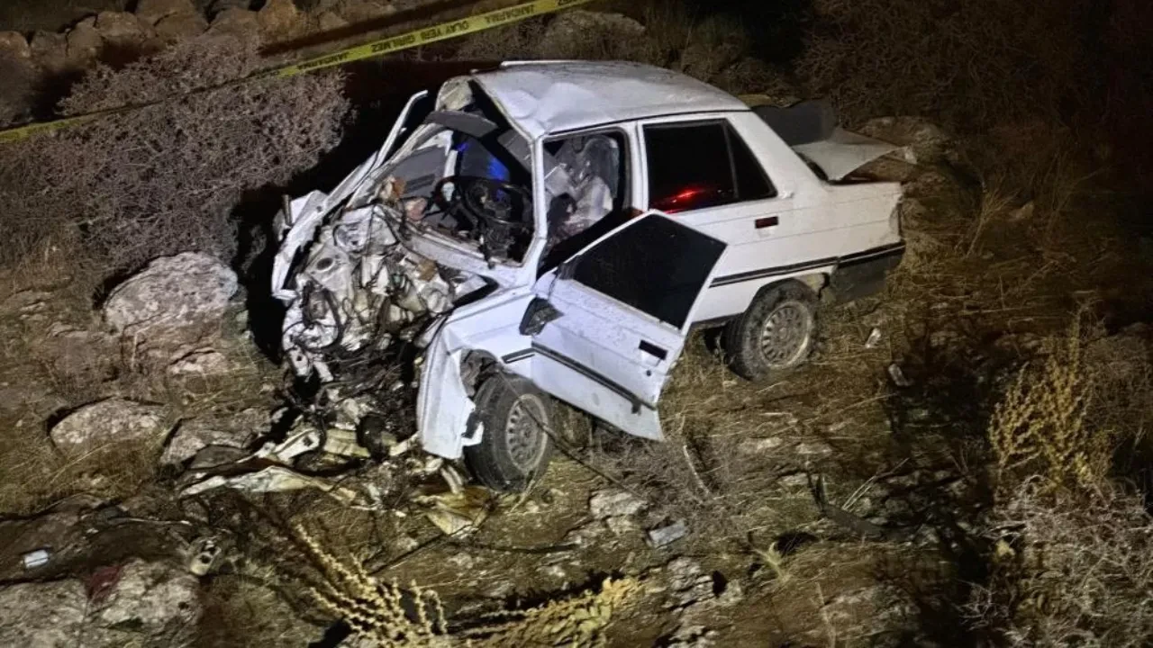 Kahramanmaraş'ta otomobil kayalıklara çarptı: Ölü ve yaralı var!