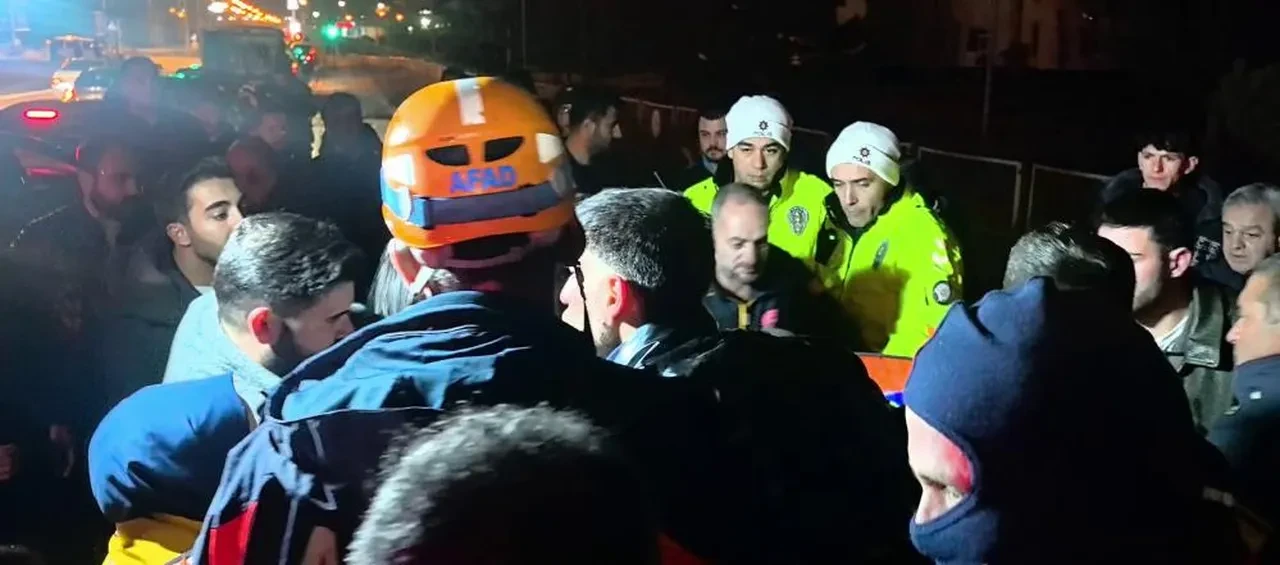 Kamyona arkadan çarpan araç hurdaya döndü! Ölü ve yaralılar var