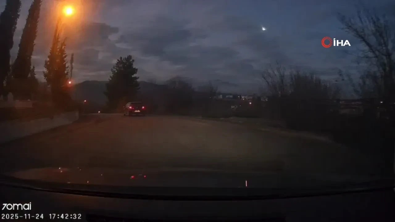 Karabük'te görenleri şaşkına döndüren görüntü! Gökyüzünü bir anda aydınlatan cisim kamerada