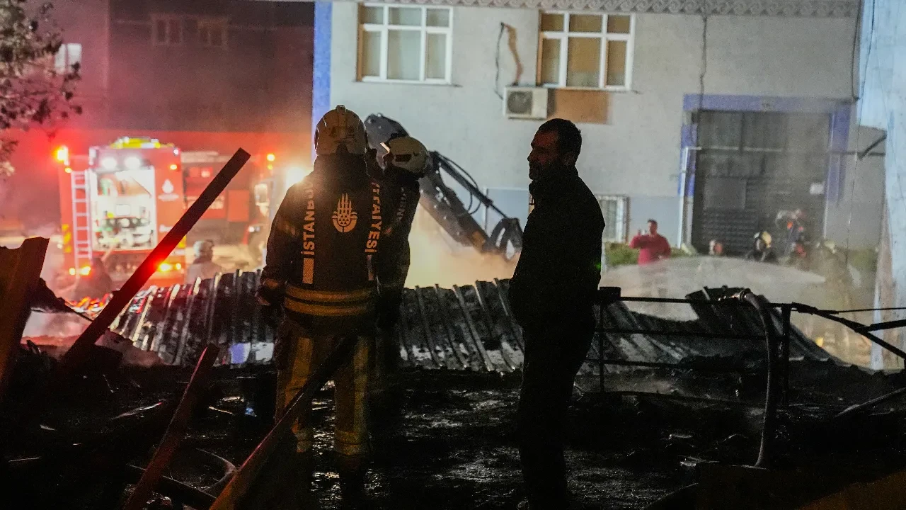 Küçükçekmece'de geri dönüşüm tesisinde yangın