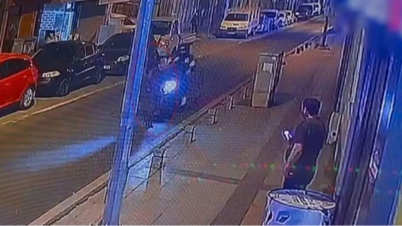 Motosikleti görünce panik yaptı, önüne atladı! O anlar kamerada