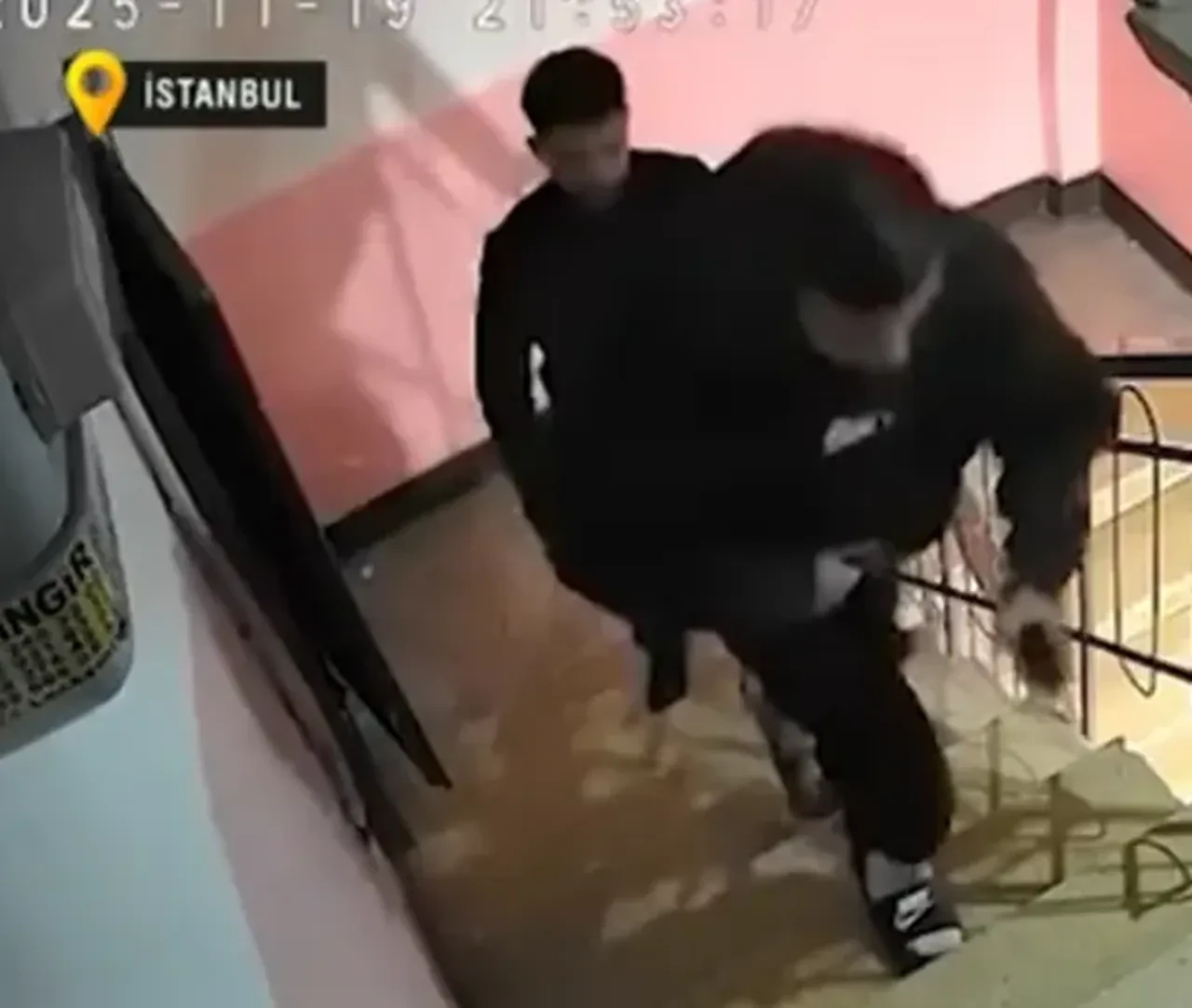 Ortaköy'de bir evsiz bir binanın çatı katına yerleşti! Bina sakinleri şaşkına döndü