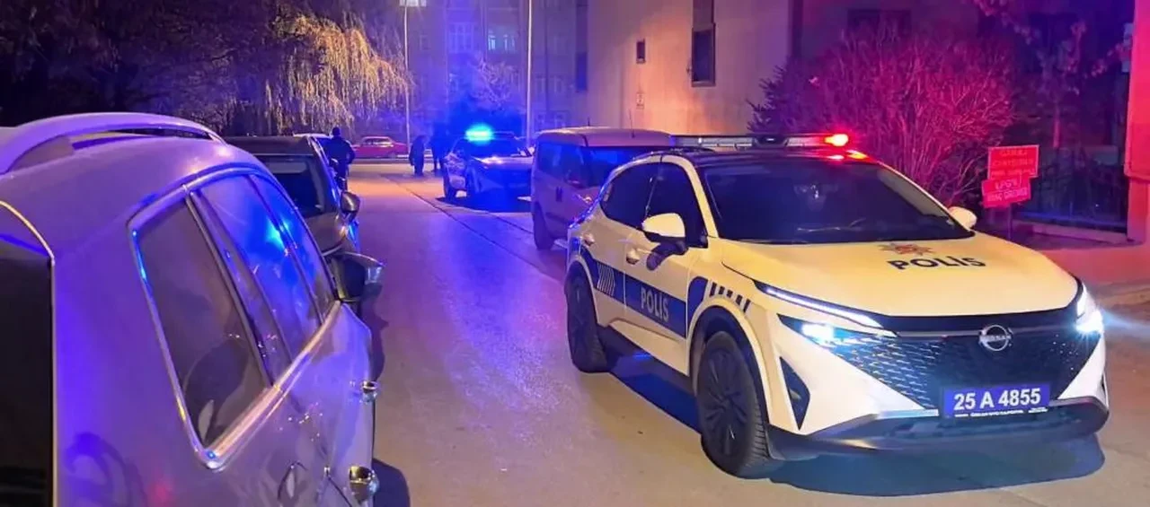 Otomobil içi kan gölüne döndü! Araç içinde birbirlerini bıçakladılar