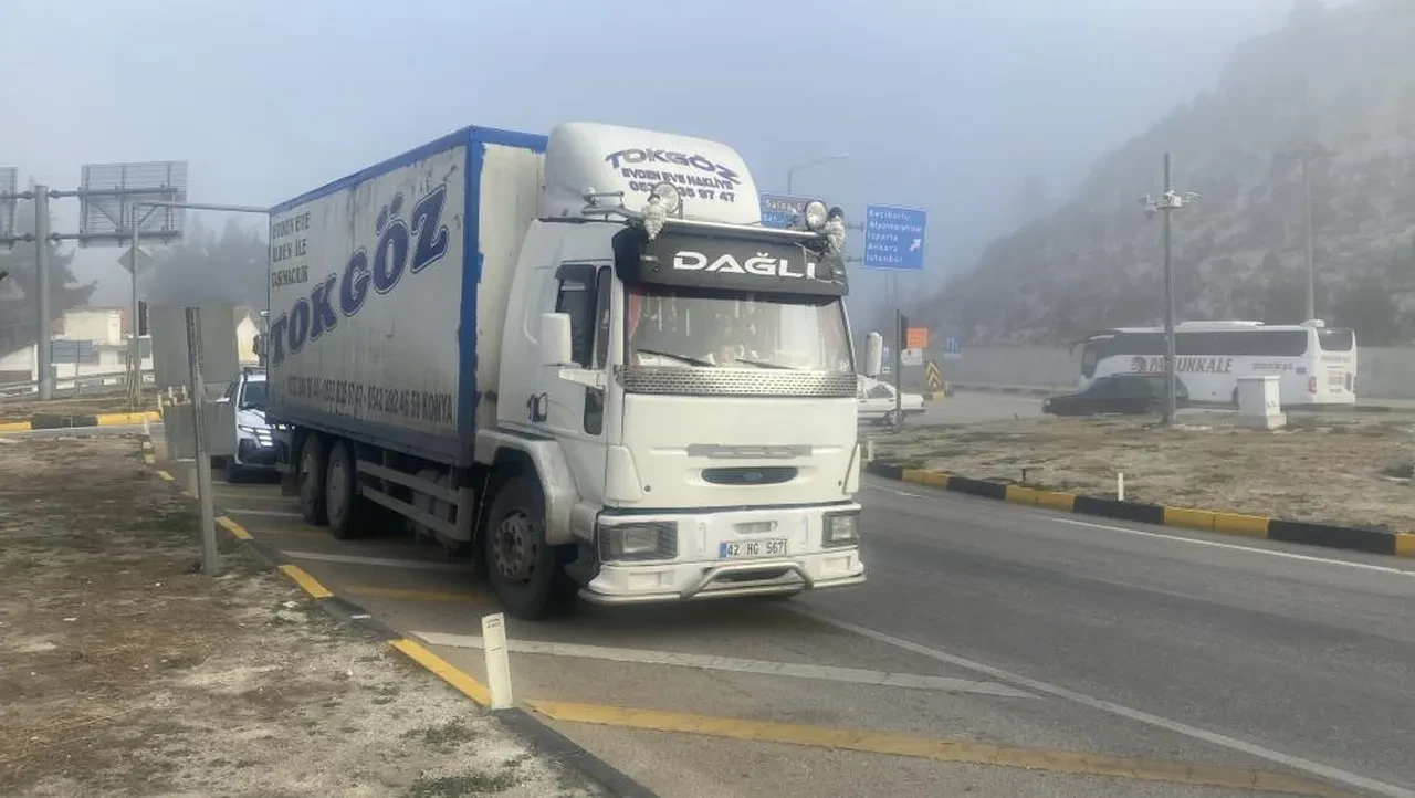 Ters şeride girdi araca vurdu durmadı! Gazeteciye 'Ayıp oluyor' diyerek tepki gösterdi