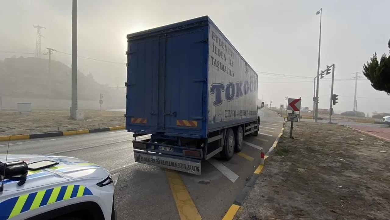 Ters şeride girdi araca vurdu durmadı! Gazeteciye 'Ayıp oluyor' diyerek tepki gösterdi