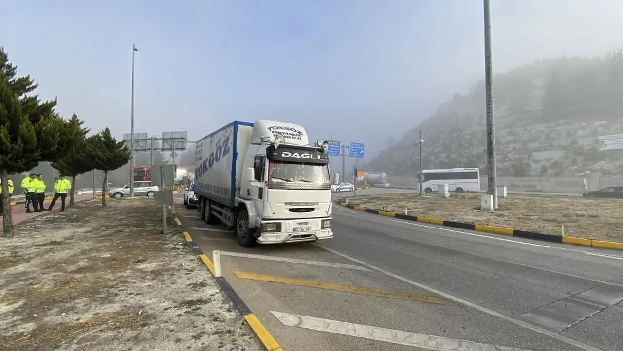 Ters şeride girdi araca vurdu durmadı! Gazeteciye 'Ayıp oluyor' diyerek tepki gösterdi