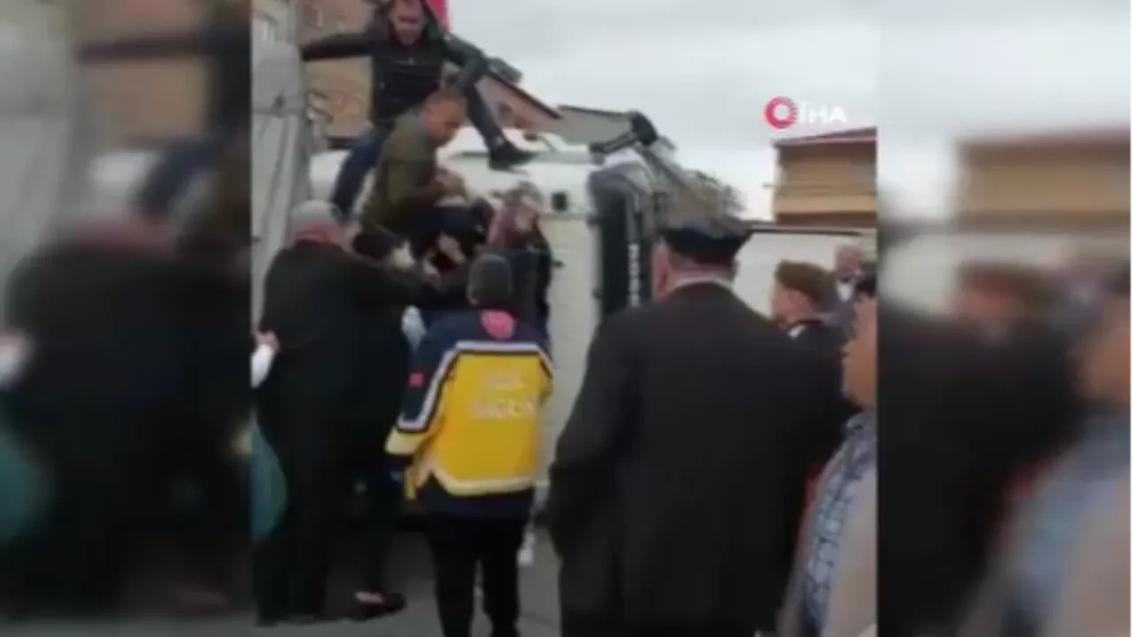 Virajı alamayan kamyon yan yattı! Korkutan kaza anbean kameraya yansıdı