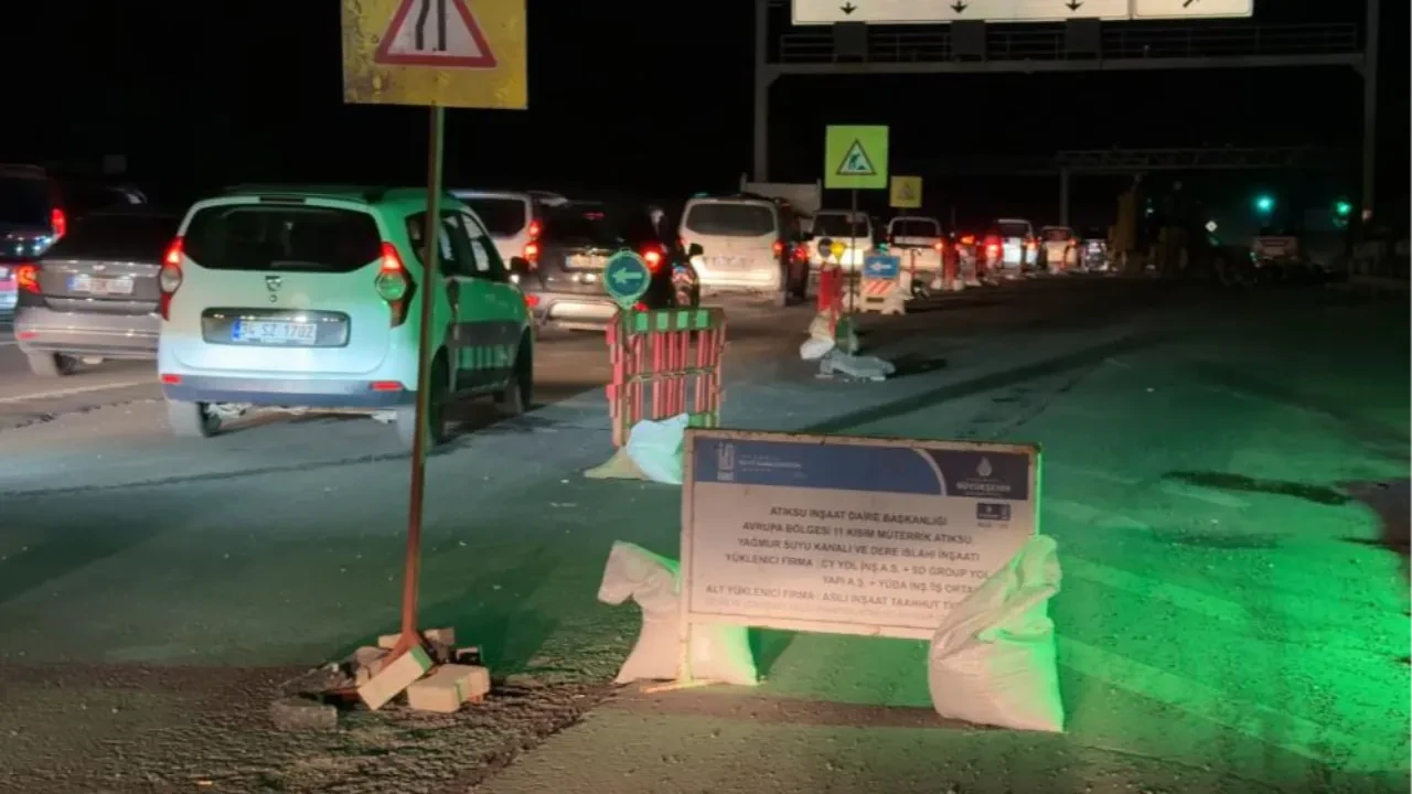 Yol kapatıldı ama iş yapılmadı! Arnavutköy'de trafik çilesi böyle görüntülendi