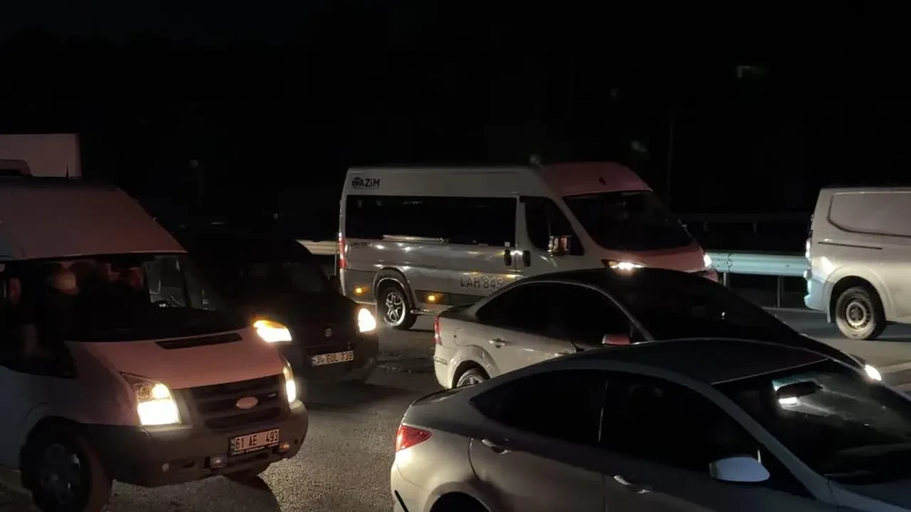 Yol kapatıldı ama iş yapılmadı! Arnavutköy'de trafik çilesi böyle görüntülendi