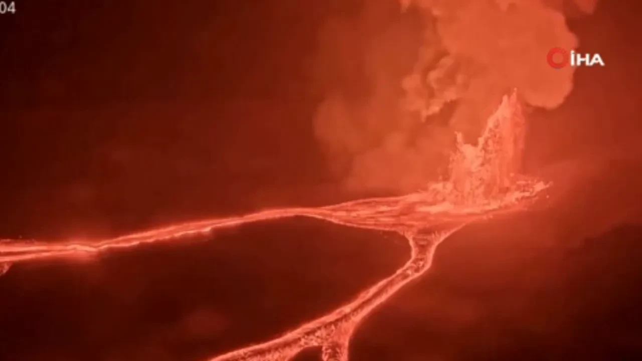 Yüzlerce evi küle çeviren Kilauea Yanardağı'nda lavlar 120 metre yüksekliğe ulaştı