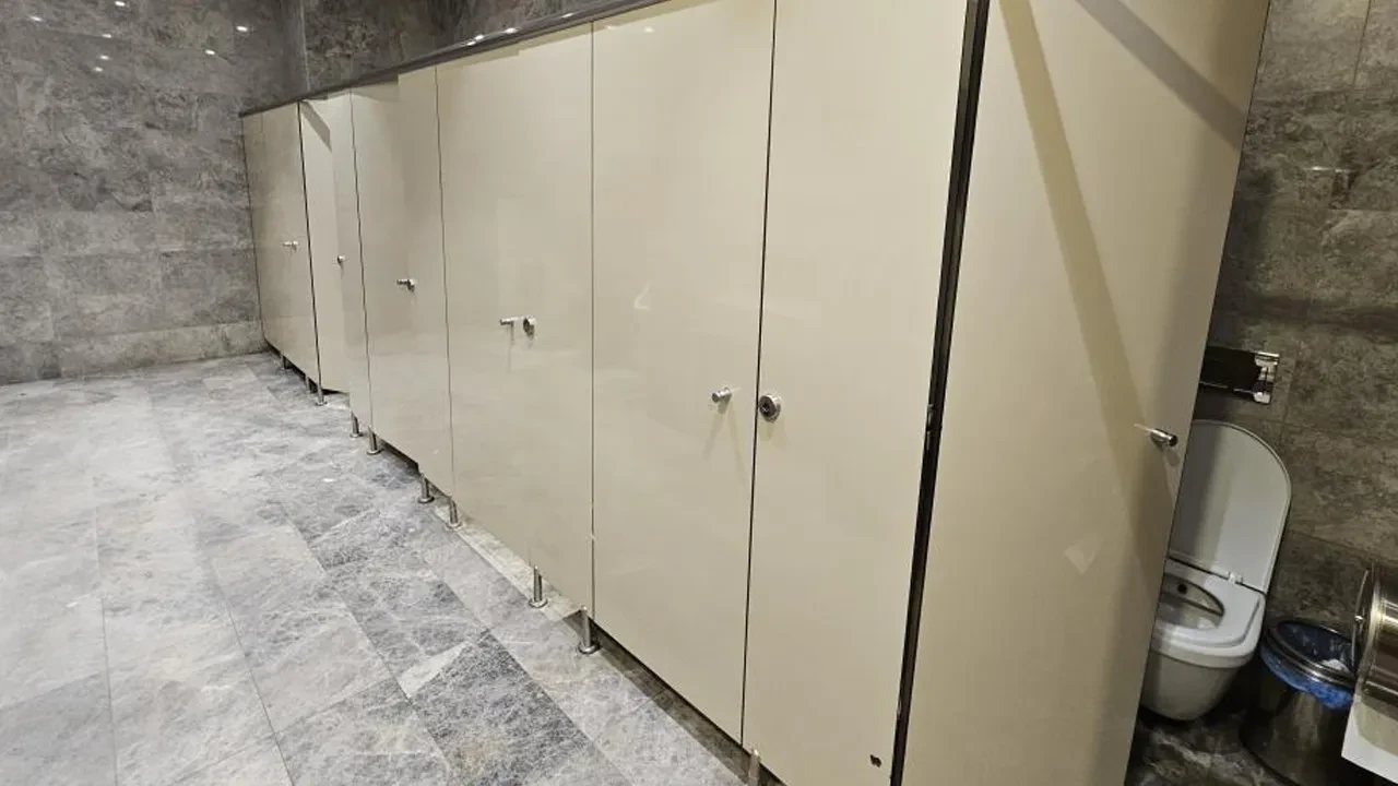 AVM tuvaletinde rezalet olay! Kabinin altındaki telefonu gören kadın çığlığı bastı