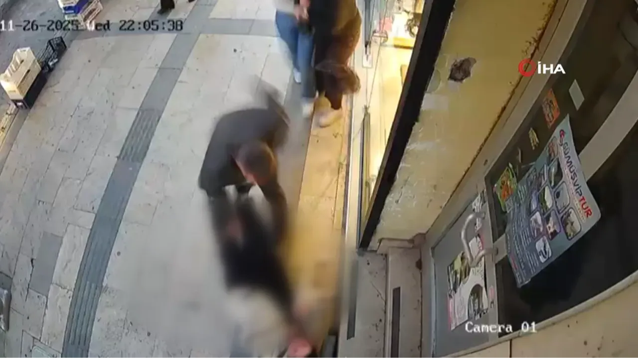 Bıçaklı saldırıya uğrayan kadını, esnaflar meyve kasalarıyla kurtardı! O anlar kamerada