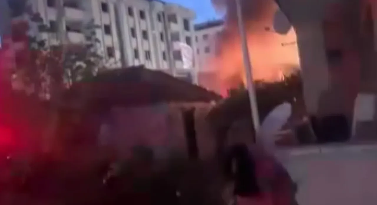 Büyükçekmece’de elektrik trafosunda patlama: Bölgede elektrik kesintisi yaşandı