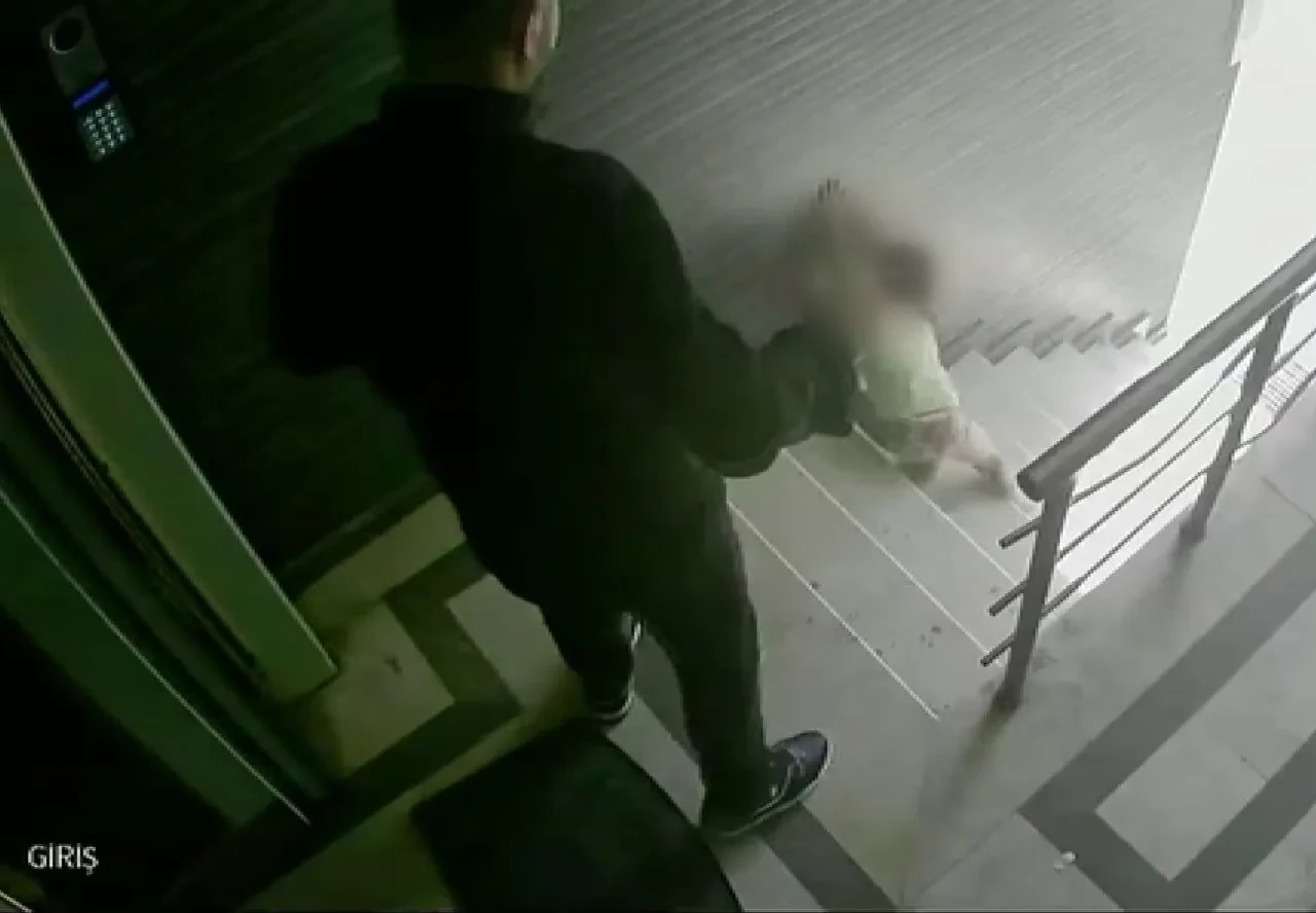 Çocuğuna tekme atan babanın cezası belli oldu! Hakim savunmayı duyunca azarladı