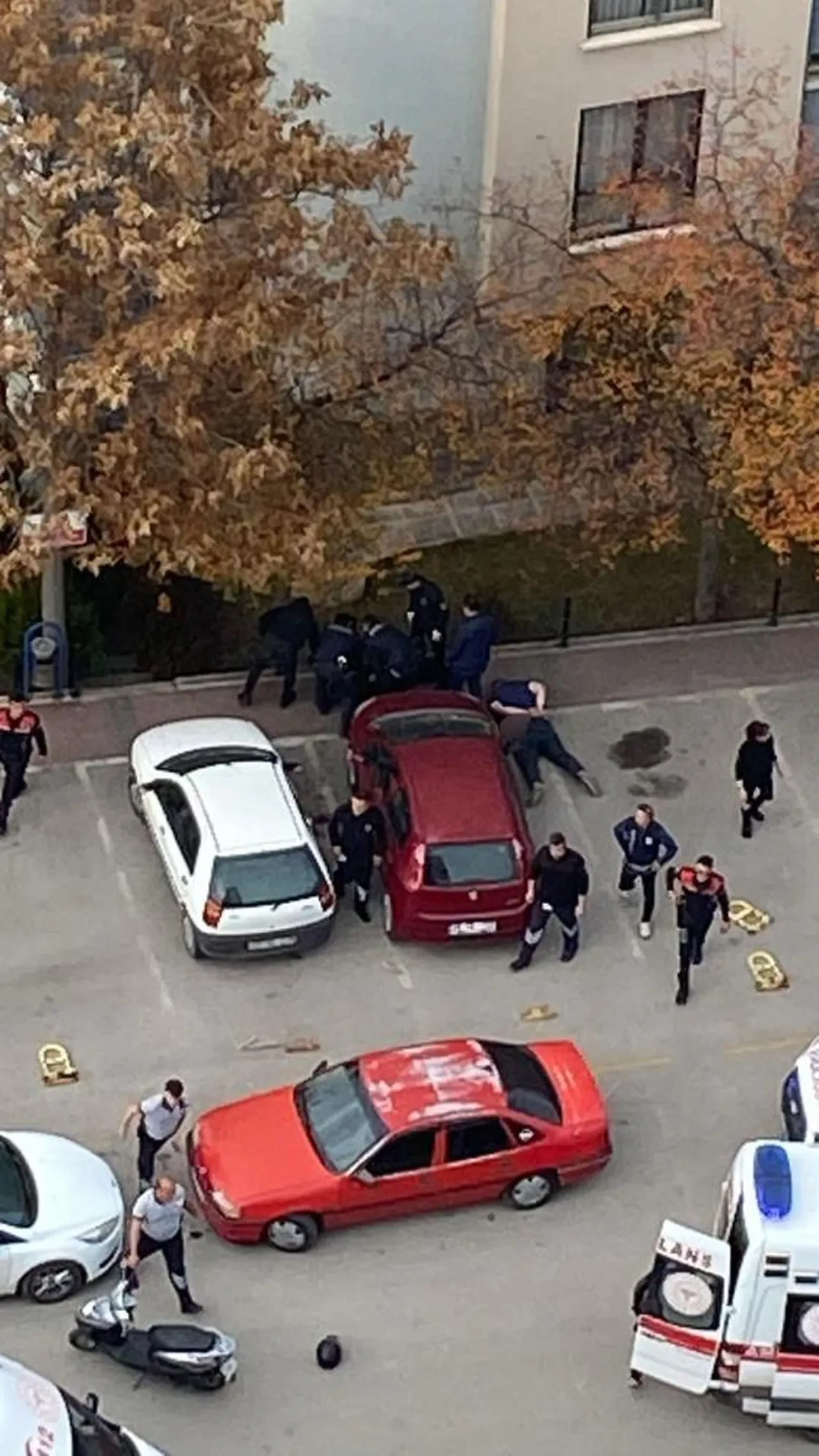 Çocuk mahkemesine kanlı pusu! 5 kişiyi sırtından bıçakladılar