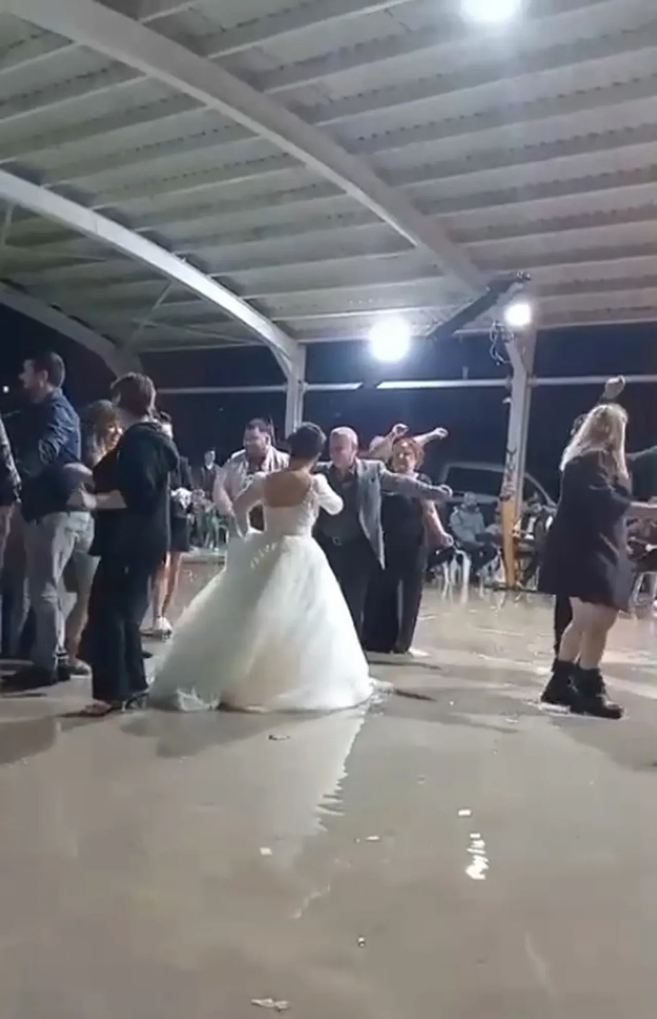 Düğün pisti sular altında kaldı! Paçaları sıvayıp eğlenceye devam ettiler