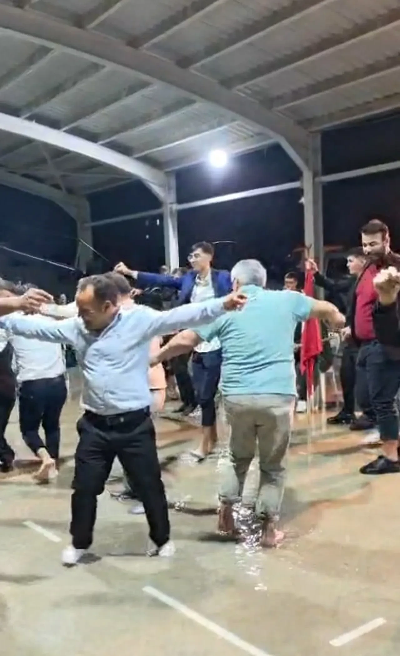 Düğün pisti sular altında kaldı! Paçaları sıvayıp eğlenceye devam ettiler