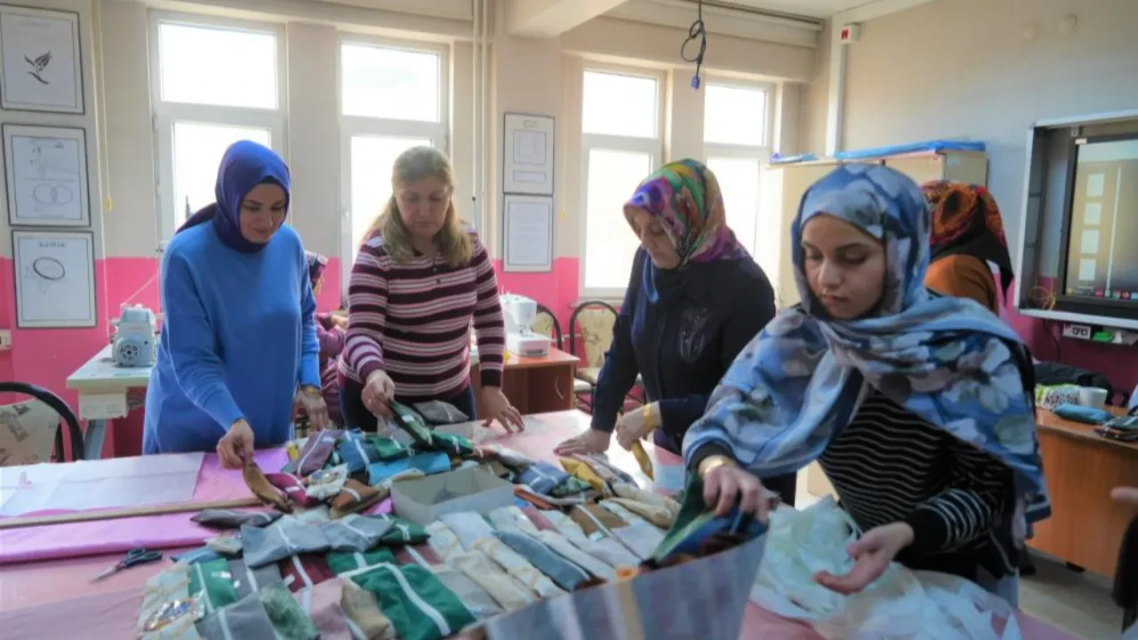 Emekleri geleceğe umut oluyor: Muşlu kadınlar üretimle aile bütçesine ve eğitime destek sağlıyor