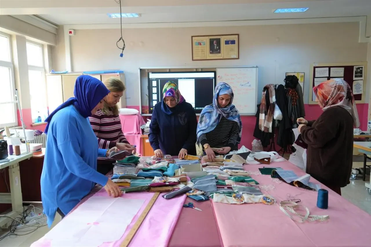 Emekleri geleceğe umut oluyor: Muşlu kadınlar üretimle aile bütçesine ve eğitime destek sağlıyor