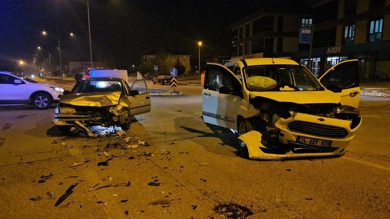 Erzincan'da kafa kafaya çarpışma: 1'i çocuk 4 yaralı