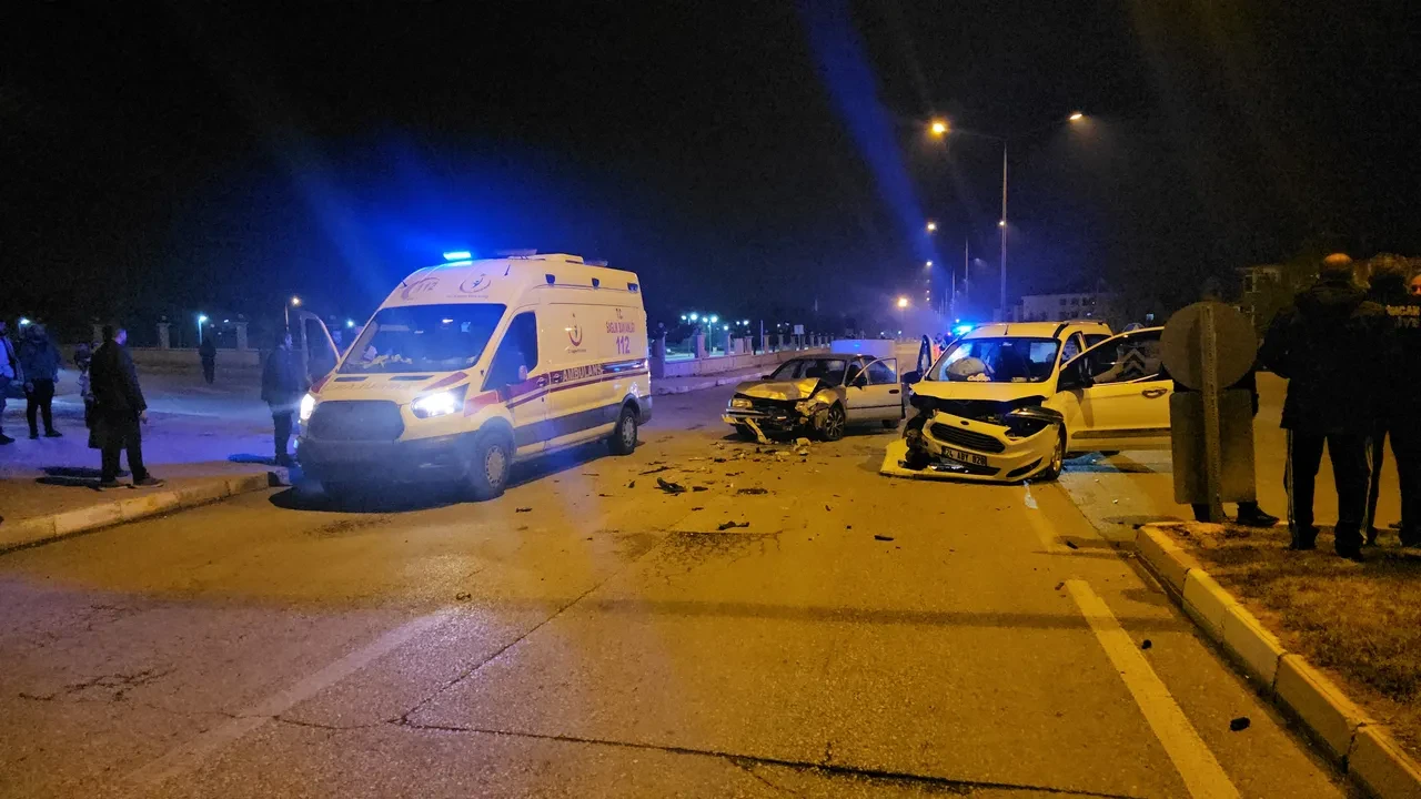 Erzincan'da kafa kafaya çarpışma: 1'i çocuk 4 yaralı