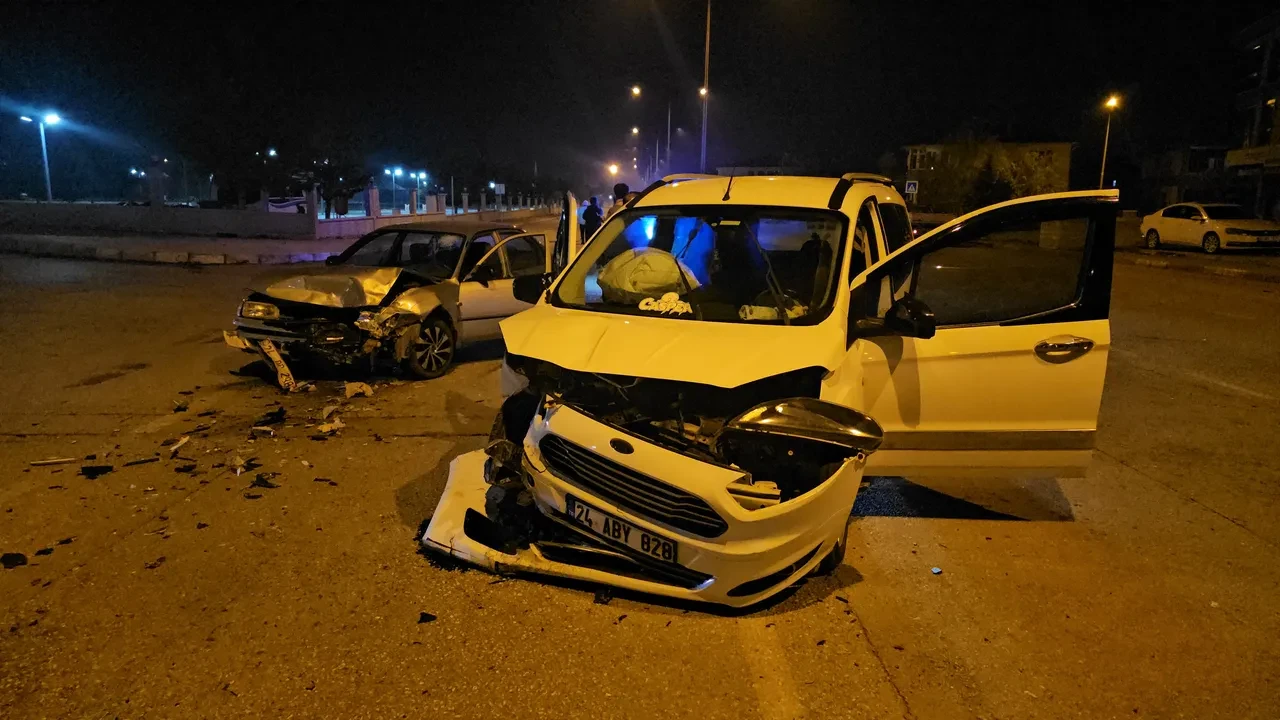 Erzincan'da kafa kafaya çarpışma: 1'i çocuk 4 yaralı