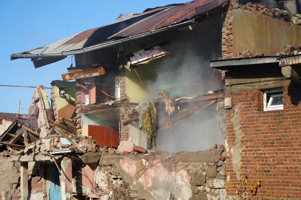Erzurum'da doğalgaz patlaması! 2 ev yıkıldı, kentin her yerinden ihbar yağıyor