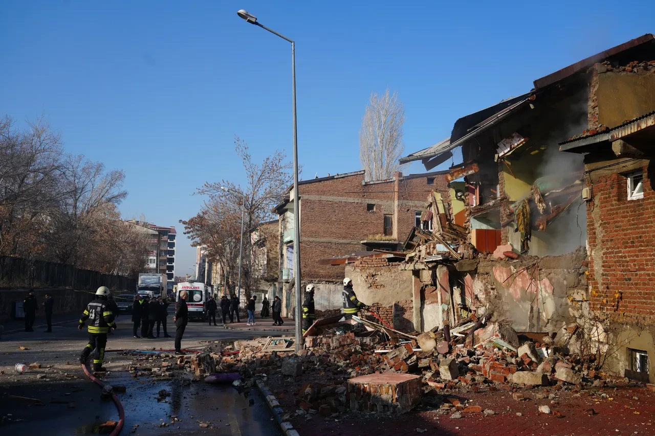 Erzurum'da doğalgaz patlaması! 2 ev yıkıldı, kentin her yerinden ihbar yağıyor