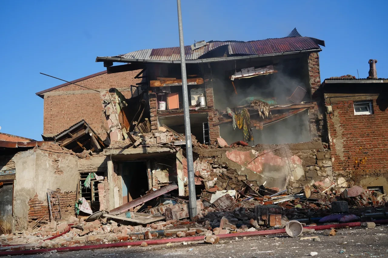 Erzurum'da doğalgaz patlaması! 2 ev yıkıldı, kentin her yerinden ihbar yağıyor