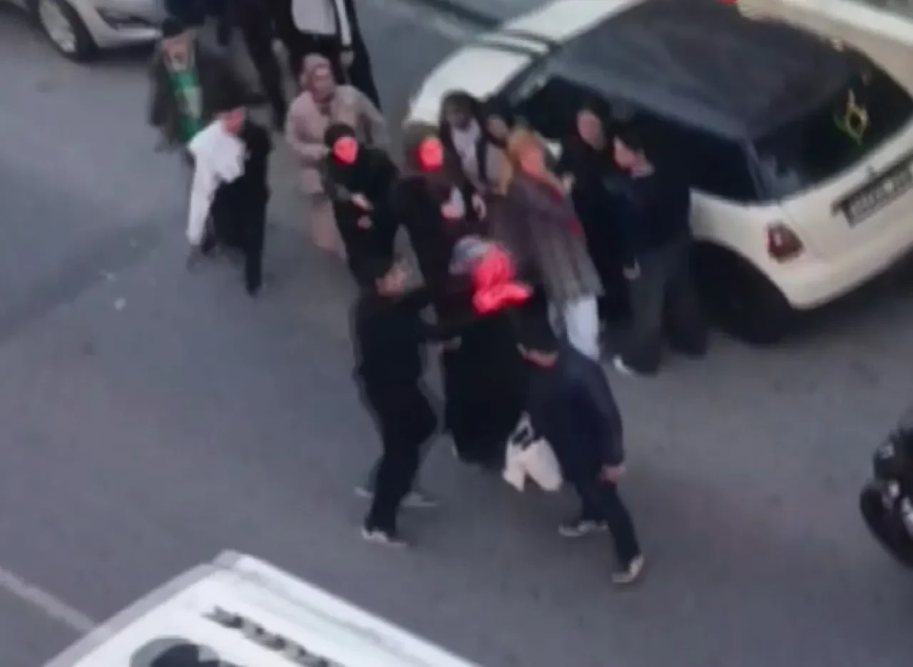 Esenyurt'ta genç kız dehşeti yaşadı, çığlıkları sokağı inletti: Mahalleli, sapık adamı öldüresiye dövdü