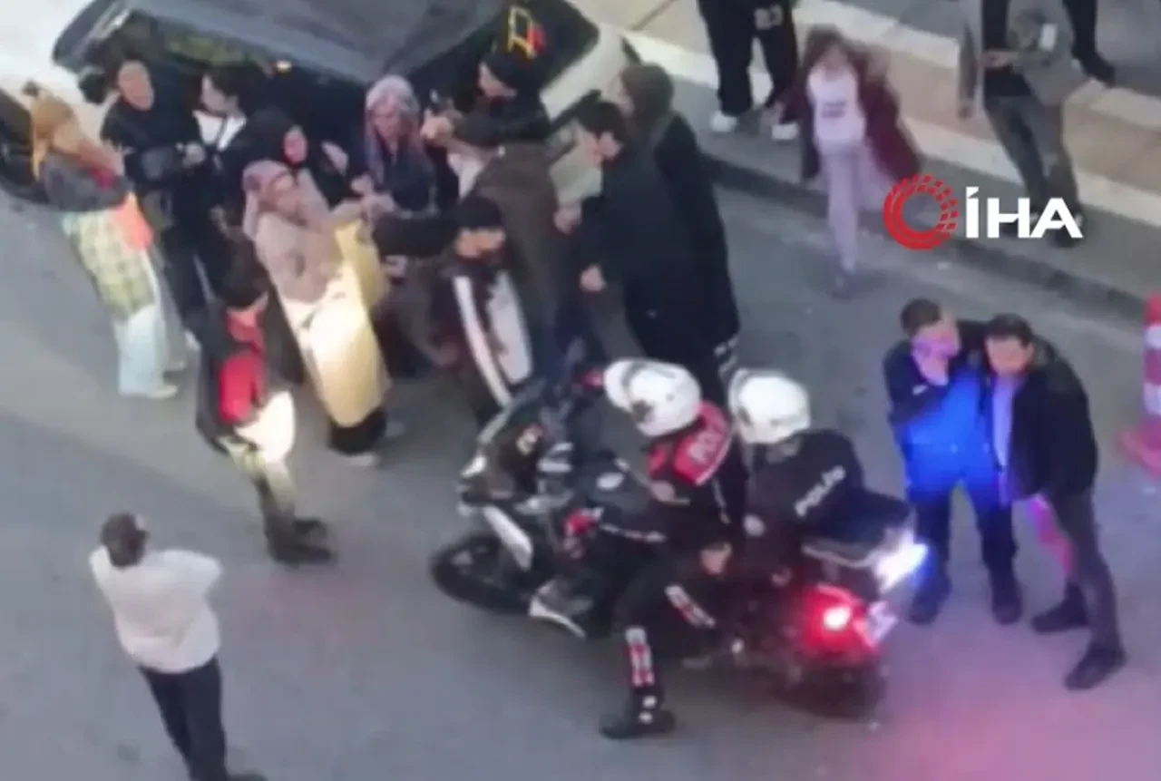 Esenyurt'ta genç kız dehşeti yaşadı, çığlıkları sokağı inletti: Mahalleli, sapık adamı öldüresiye dövdü