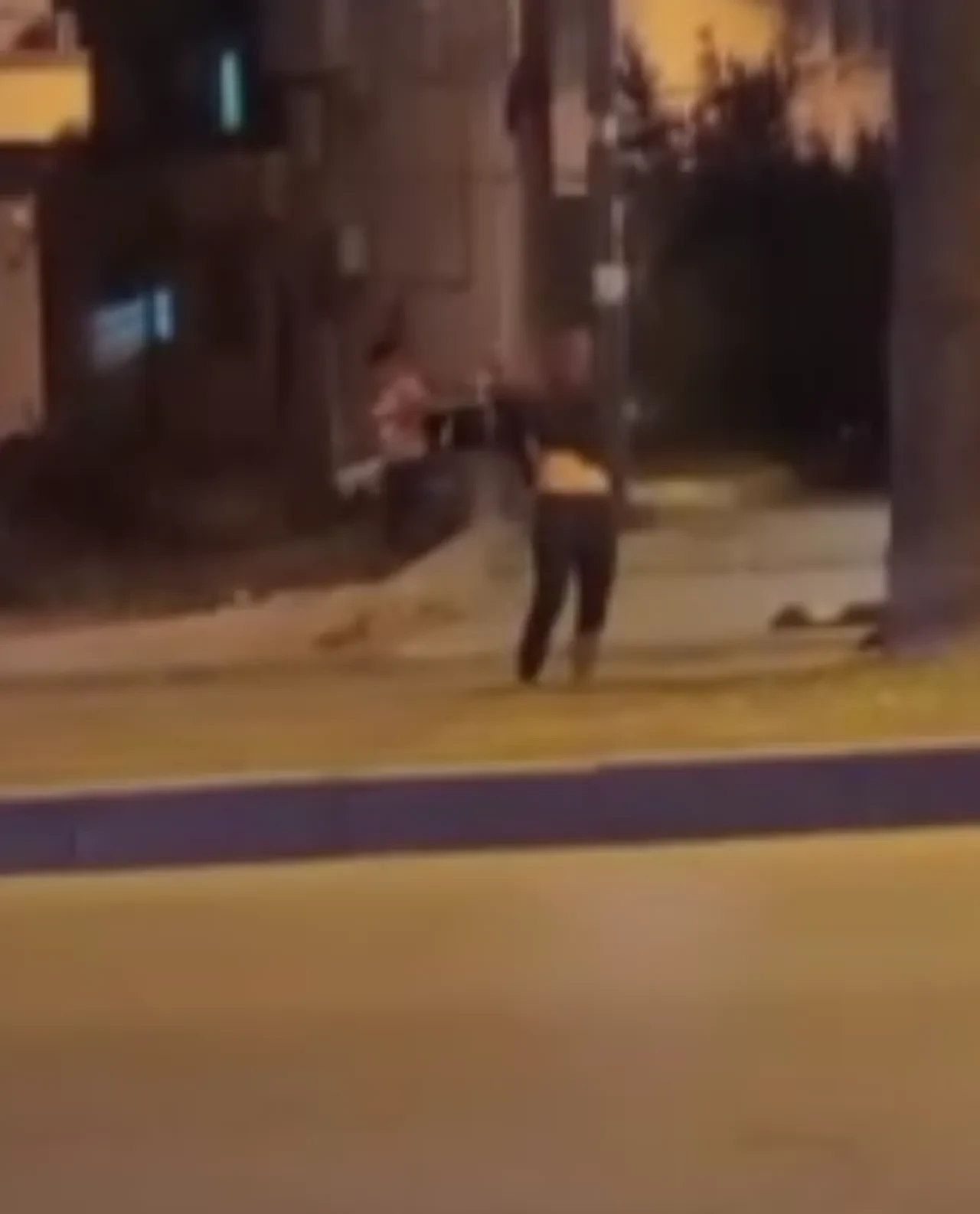 Genç kızın hareketleri dehşete düşürdü! Vatandaşlar şaşkınlıkla izledi