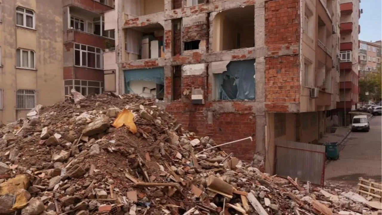 İstanbul'da skandal görüntüler! Bitişiğindeki bina yıkıldı apartmanın duvarsız olduğu ortaya çıktı