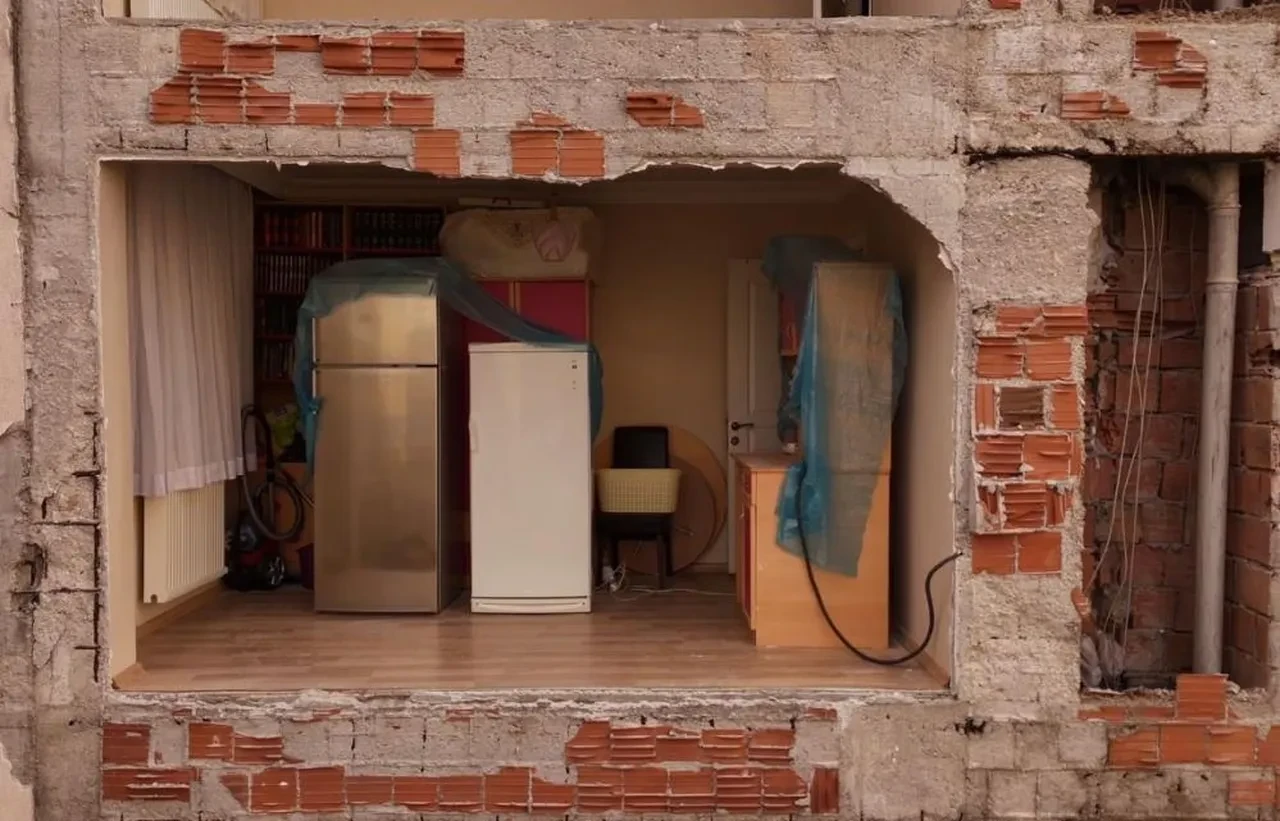 İstanbul'da skandal görüntüler! Bitişiğindeki bina yıkıldı apartmanın duvarsız olduğu ortaya çıktı