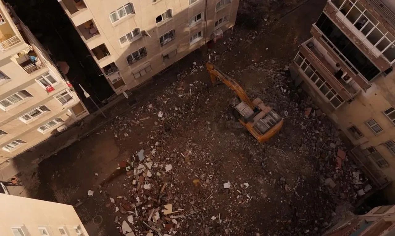 İstanbul'da skandal görüntüler! Bitişiğindeki bina yıkıldı apartmanın duvarsız olduğu ortaya çıktı