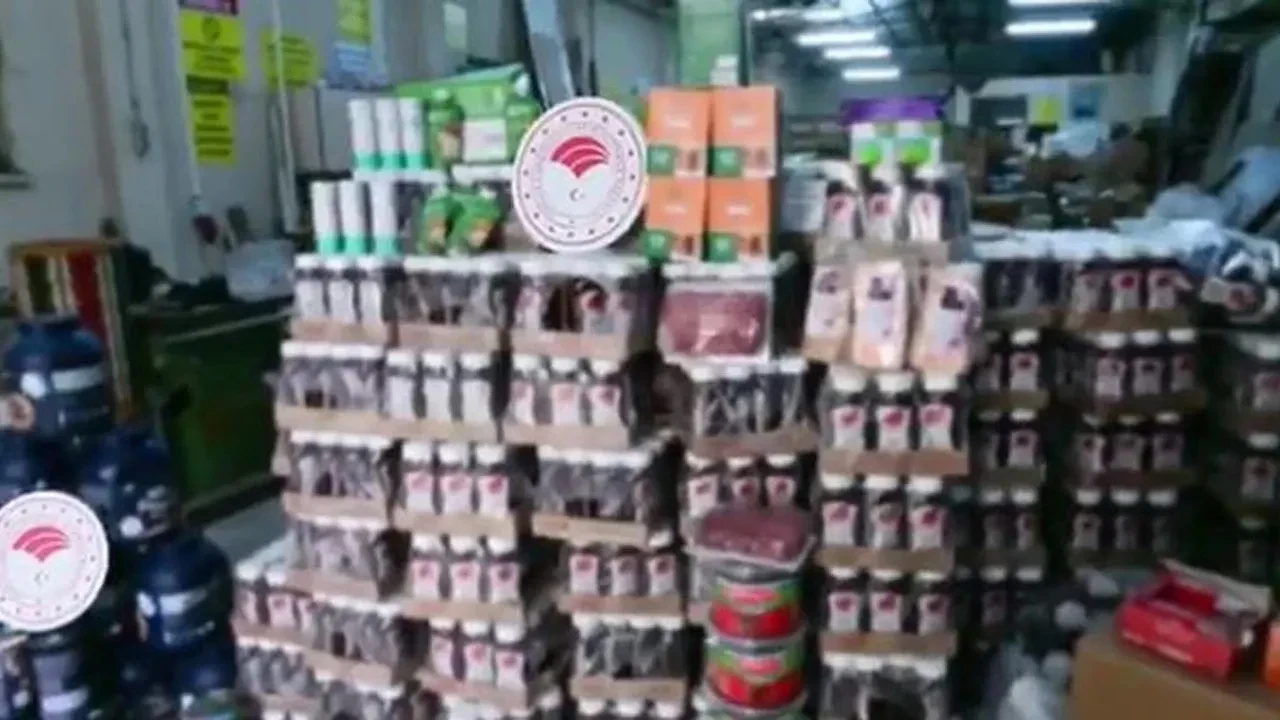 İzmir'de 30 ton tarihi geçmiş gıda ürünü ele geçirildi