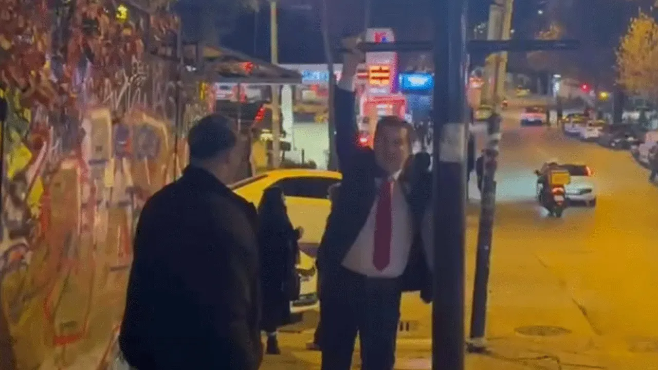 Mustafa Sarıgül de akıma katıldı! Tabelaya asılıp poz verdi