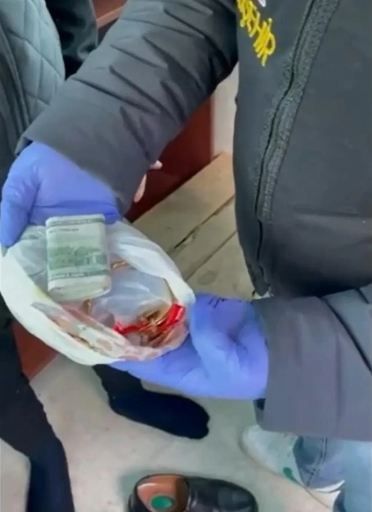 Taksiyle kaçarken böyle yakalandı! 'Polis ve savcı' diyerek binlerce liralık altını çaldı