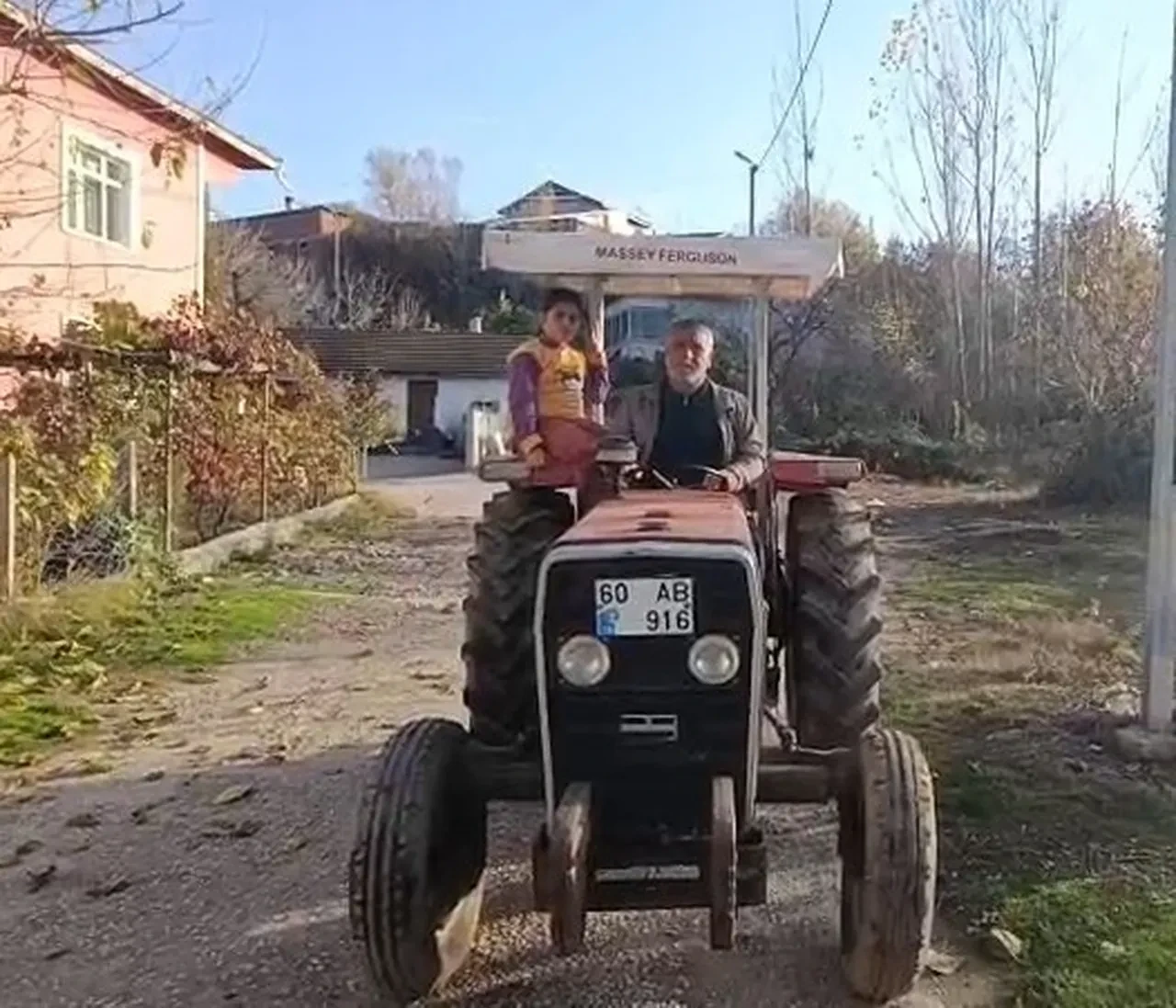 Tarladan çıkarmadığı traktörüne İstanbul Boğazı'nda ceza kestiler! Bütün malı haczedildi!