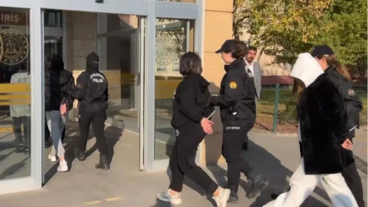 0850'li hatlardan arayıp tuzağa düşürüyorlardı! 8.5 milyarlık operasyonda dolandırıcılık şebekesi çökertildi