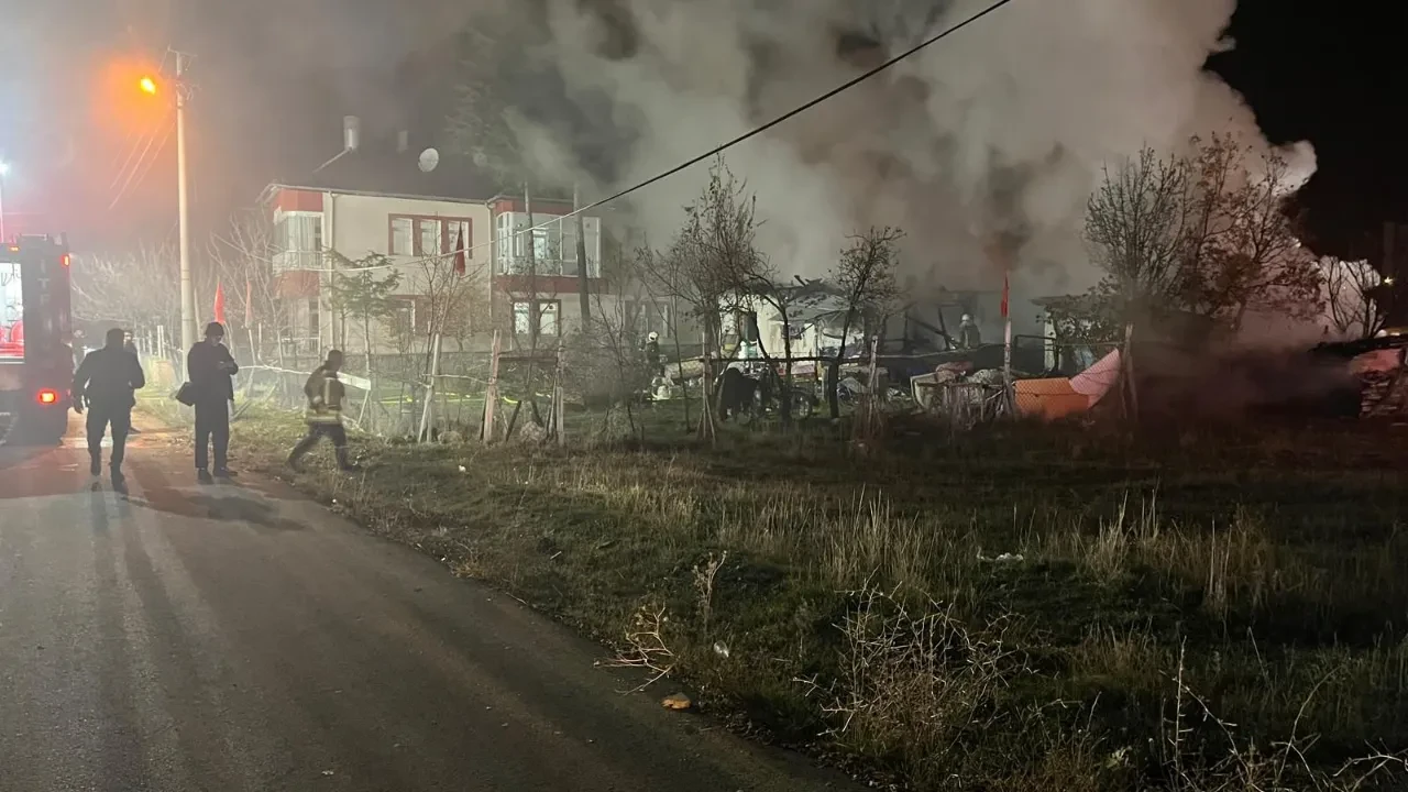 Ankara'da korkutan yangın: Engelli 3 kardeşi komşuları kurtardı