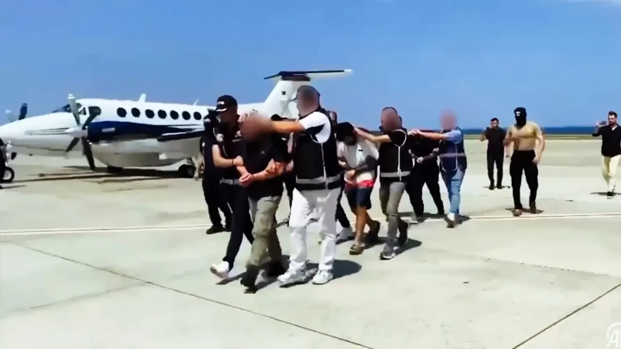 Bakan Yerlikaya duyurdu! Kırmızı bültenle aranan 8 suçlu Türkiye'ye getirildi