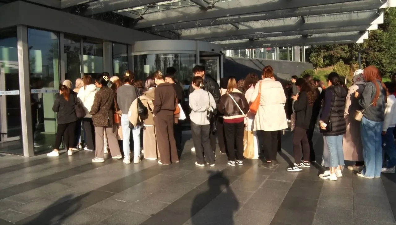 Bakırköy'de alışveriş çılgınlığı! Saatlerce kuyrukta beklediler