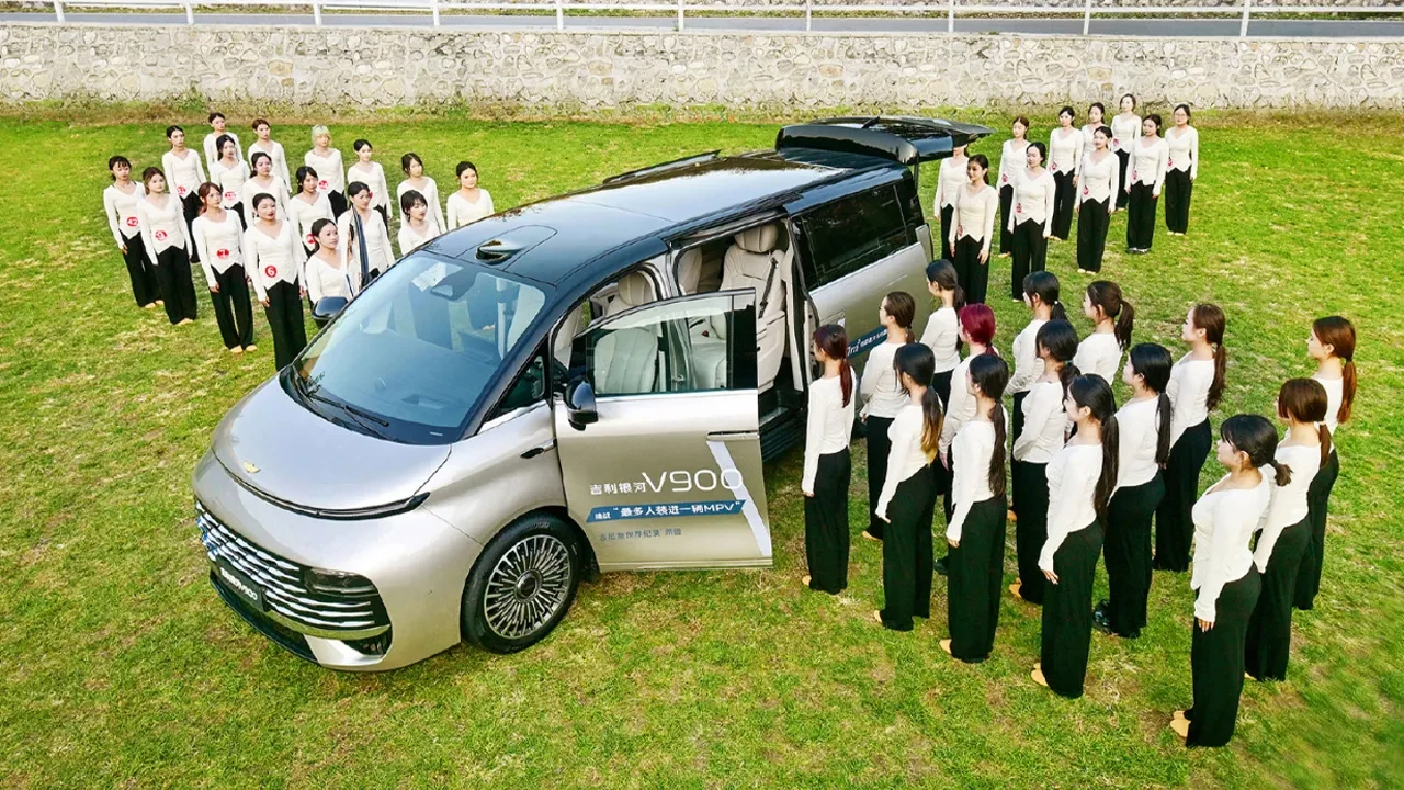 Bir otomobile en fazla kaç kişi sığar? Geely cevabı Guinness rekoruyla verdi