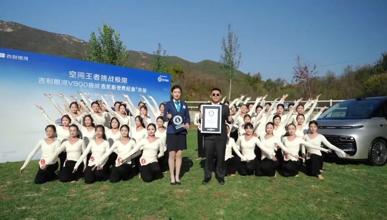 Bir otomobile en fazla kaç kişi sığar? Geely cevabı Guinness rekoruyla verdi