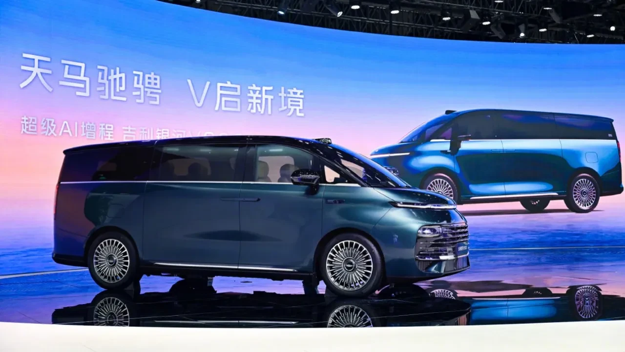 Bir otomobile en fazla kaç kişi sığar? Geely cevabı Guinness rekoruyla verdi